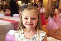 Bé gái phải tháo ngón chân vì viêm màng não B