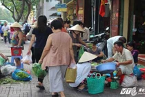 Xe biển xanh, hàng quán vẫn “cướp” vỉa hè ở trung tâm Sài Gòn