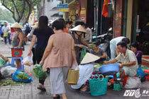 Xe biển xanh, hàng quán vẫn “cướp” vỉa hè ở trung tâm Sài Gòn