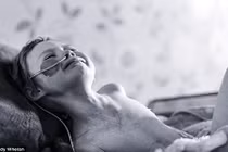 Bộ ảnh cảm động bố chụp con gái ung thư giai đoạn cuối