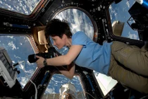 Nữ phi hành gia xử lý kỳ đèn đỏ ra sao trong vũ trụ