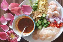Cách làm salad tôm bưởi cay cay vị Thái ngày mát trời