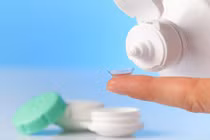 Cách sử dụng kính áp tròng để không bị viêm mắt