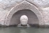 Tượng Phật bí ẩn 600 tuổi bỗng dưng “trồi lên” giữa hồ nước 