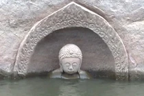 Tượng Phật bí ẩn 600 tuổi bỗng dưng “trồi lên” giữa hồ nước 