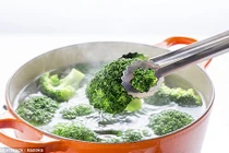 Rau củ không nên luộc vì sẽ bị mất chất dinh dưỡng