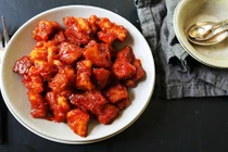 Bữa ăn đủ chất với thịt gà xào tương cà chua