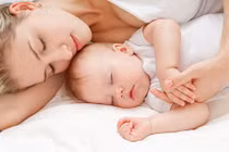 Cách rèn trẻ tự ngủ hiệu quả nhưng mẹ nên cân nhắc