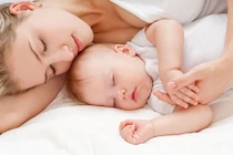 Cách rèn trẻ tự ngủ hiệu quả nhưng mẹ nên cân nhắc