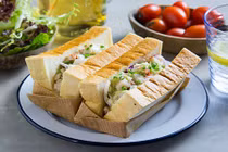 15 phút làm sandwich tôm cay cho bữa sáng gia đình 