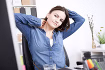 Mẹo đơn giản trị đau cứng cổ ngay trên ghế ngồi