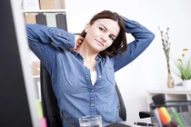 Mẹo đơn giản trị đau cứng cổ ngay trên ghế ngồi