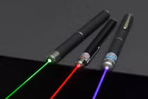 Nguy cơ khôn lường từ bút laser và đồ chơi phát sáng