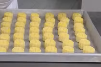 Bánh Trung thu vài triệu đồng được làm ra sao?