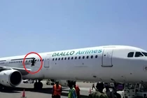 Máy bay Airbus bị thủng thân khi ở giữa trời