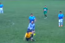 Thủ môn song phi đạp trọng tài ngã chổng vó