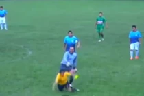 Thủ môn song phi đạp trọng tài ngã chổng vó