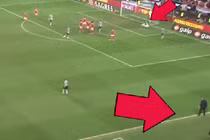 Hành động chỉ đạo câu giờ lộ liễu của HLV trên sân