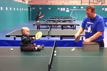 Kinh ngạc trước khả năng ngồi đánh bóng bàn của em bé