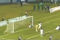 Pha cứu thua có một không hai của bác sĩ sân cỏ