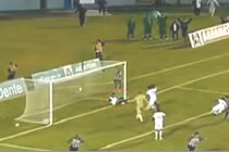 Pha cứu thua có một không hai của bác sĩ sân cỏ