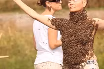 Cô gái để 10.000 con ong phủ kín ngực trần thay cho áo