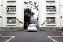 Kiểu trốn nhà đi chơi bá đạo của hai cô gái