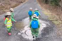 Những đứa trẻ thích thú khi nghịch vũng nước mưa