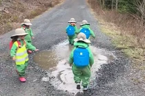 Những đứa trẻ thích thú khi nghịch vũng nước mưa