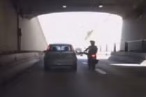 Video: Hùng hổ giơ chân đá ô tô, thanh niên đi xe máy té ngã sấp mặt