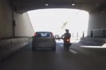 Video: Hùng hổ giơ chân đá ô tô, thanh niên đi xe máy té ngã sấp mặt