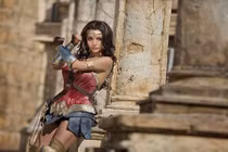 Ngỡ ngàng cô gái cosplay Wonder Woman đẹp không kém bản gốc