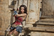 Ngỡ ngàng cô gái cosplay Wonder Woman đẹp không kém bản gốc