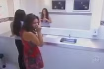 Ngỡ ngàng khi không thấy bóng mình trong gương