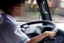 Ông bố cho con 6 tuổi lái ôtô bị phạt 3 triệu đồng