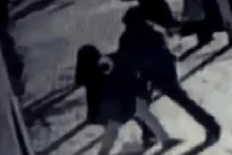 Người đàn ông táo tợn cướp trẻ sơ sinh ngay trên tay người mẹ