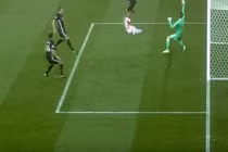 Video: Những tình huống cứu thua khó tin của thủ môn năm 2017