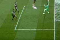 Video: Những tình huống cứu thua khó tin của thủ môn năm 2017