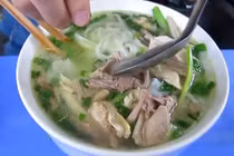 Vì sao bữa sáng của người Hà Nội đắt đỏ nhất thế giới?