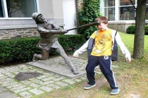 Muôn kiểu chụp ảnh tự sướng với tượng (8)