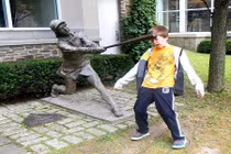 Muôn kiểu chụp ảnh tự sướng với tượng (8)