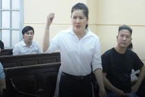 Ngọc Trinh bật khóc tại phiên xử vụ kiện Nhà hát kịch TP