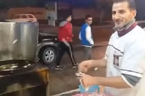 Người đàn ông có tuyệt chiêu rán bánh nhanh chưa từng thấy