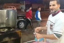 Người đàn ông có tuyệt chiêu rán bánh nhanh chưa từng thấy