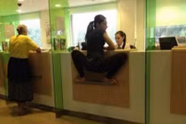 Hình ảnh chị em phụ nữ tinh nghịch đầy hài hước