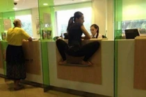 Hình ảnh chị em phụ nữ tinh nghịch đầy hài hước