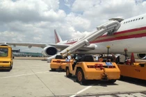 Máy bay Mỹ bung phao trượt ở sân bay Tân Sơn Nhất