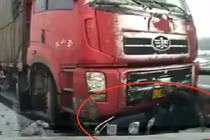 Thoát chết kỳ diệu khi bị mắc kẹt vào gầm xe tải