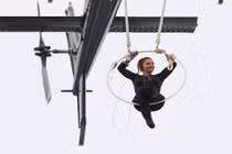 Treo 8 phút bằng răng ở độ cao 90m, phá kỷ lục của chồng