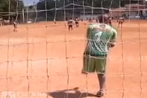 Nể phục thủ môn một chân bắt bóng như Neuer